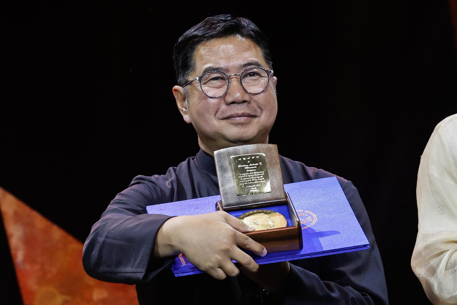 Sacerdote que investigó la guerra contra las drogas de Duterte recibe Nobel de Asia