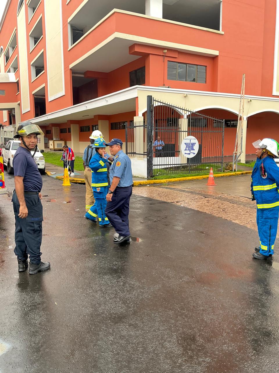 Bomberos atienden posible presencia de gas irritante en el Hospital Santo Tomás