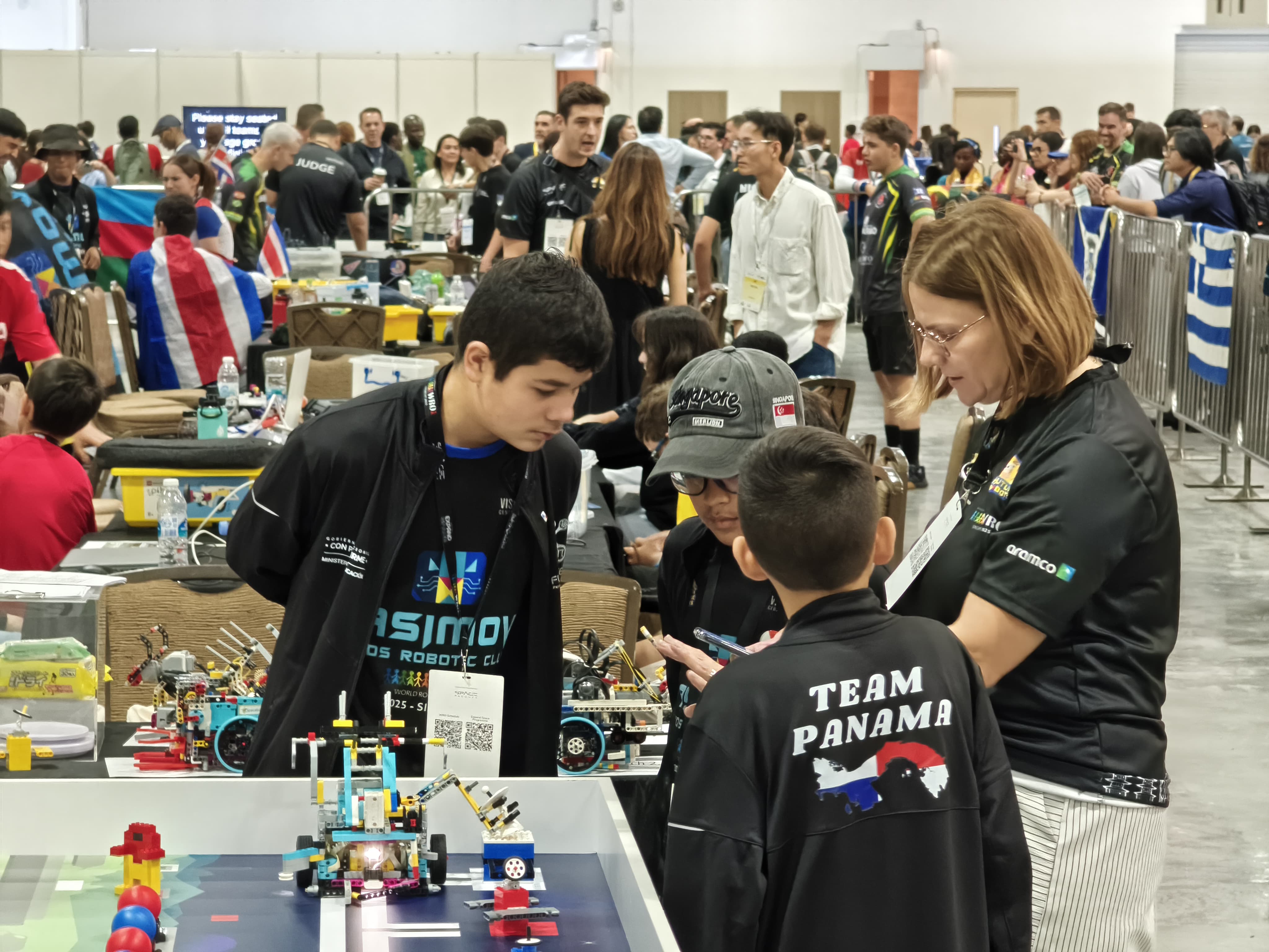 Panamá brilla en el segundo día de la Olimpiada Mundial de Robótica en Singapur