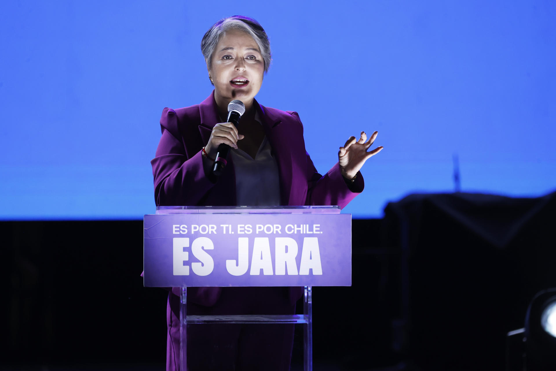 Kast y Jara cierran campañas en Chile con acusaciones cruzadas y discursos centrados en la inseguridad
