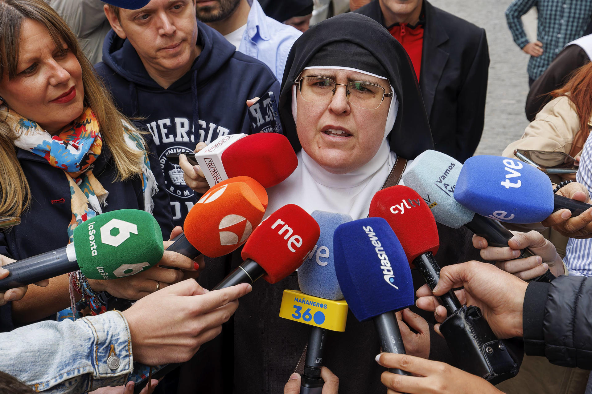 Detenida abadesa de monjas españolas expulsadas de la Iglesia por vender obras de arte