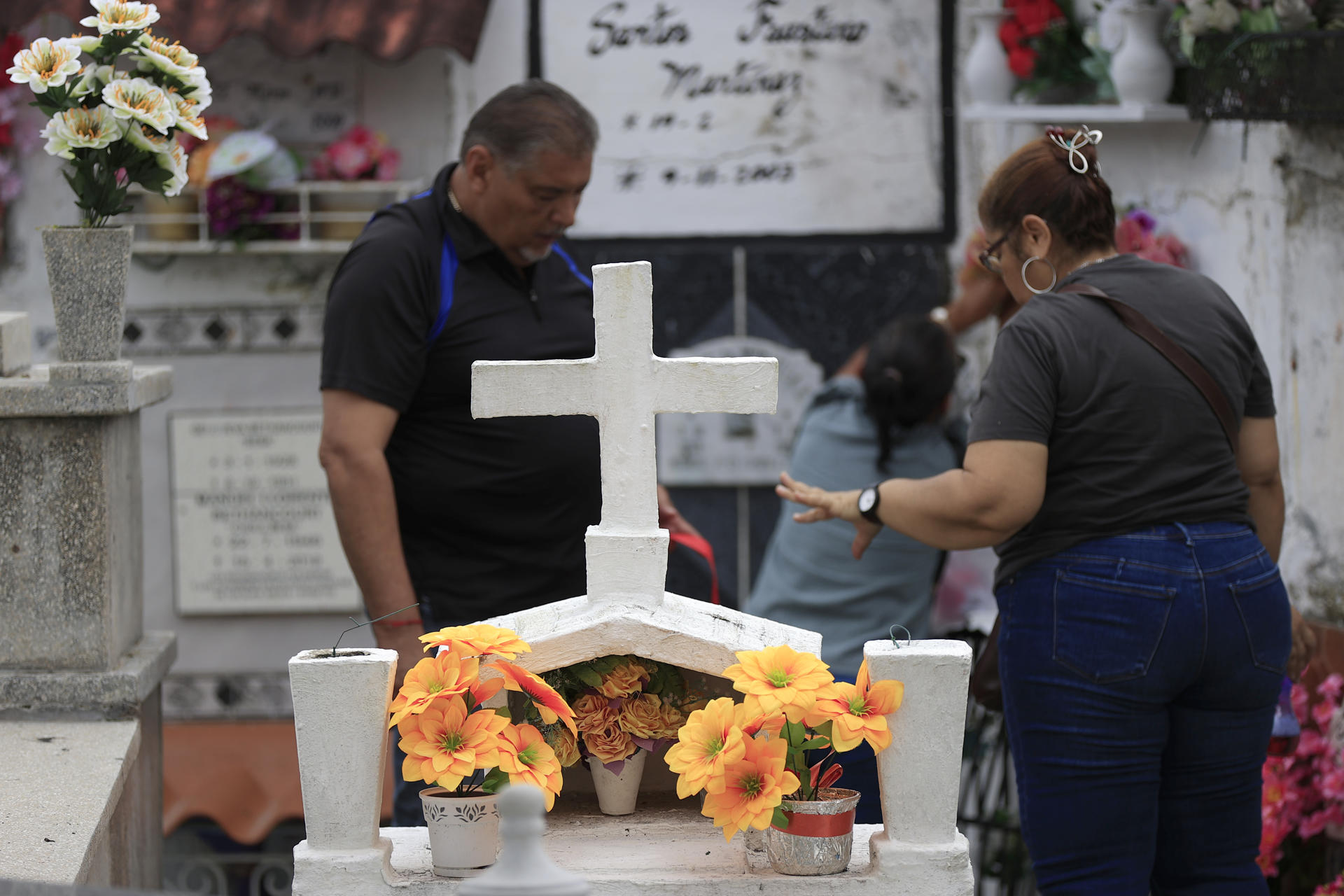 "Mantener vivo" el recuerdo: panameños acuden a los cementerios en el Día de los Difuntos