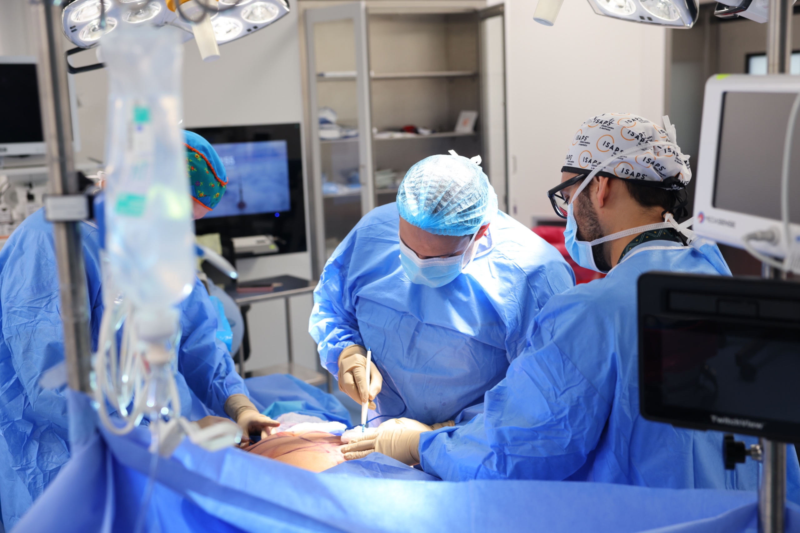 Cirujanos de la CSS crearon una nueva mama utilizando tejido de la paciente