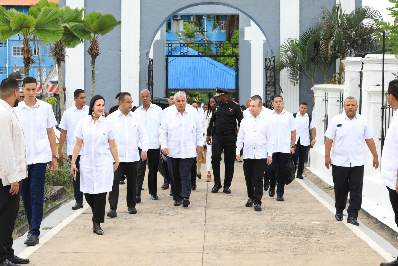 Mulino encabeza romería del Día de los Difuntos en el Cementerio Amador