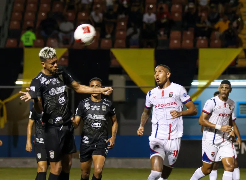Plaza Amador remonta y rescata un empate 2-2 ante el CAI