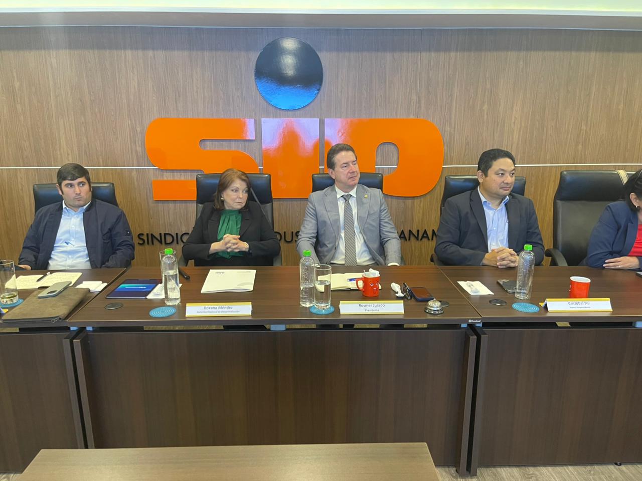 Descentralización presenta avances a industriales del país