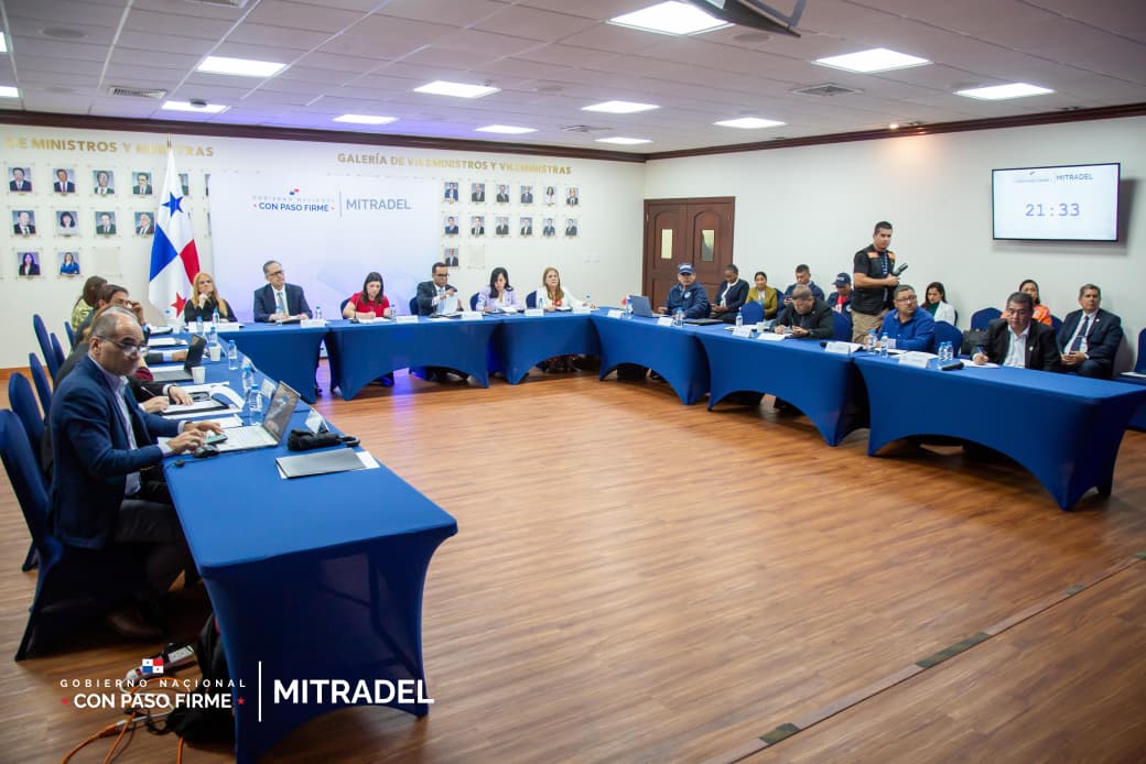 Aumento del salario mínimo a $900 genera preocupación por impacto en PYMES y empleo