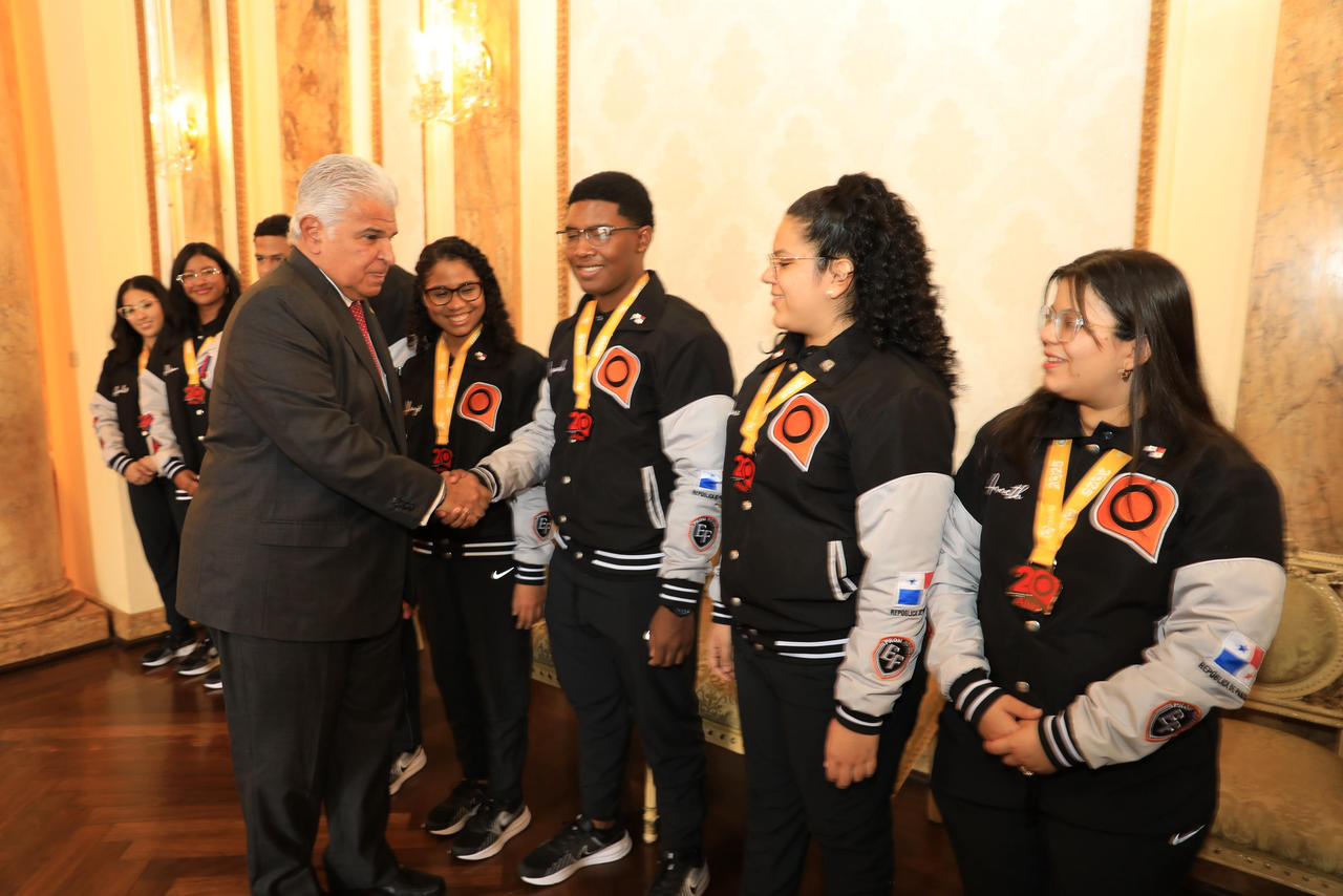 Finalistas del Concurso Nacional de Oratoria 2025 son recibidos por el presidente Mulino