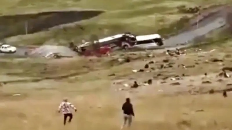 Ascienden a 21 los fallecidos por accidente de autobús en Ecuador