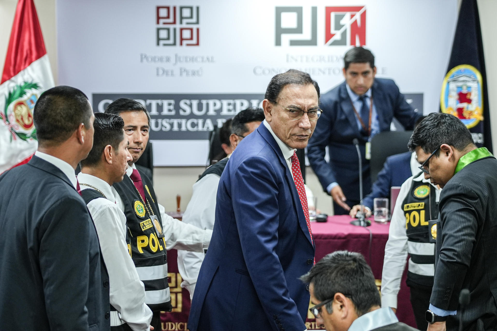 Condenan a 14 años de prisión por corrupción al expresidente de Perú Martín Vizcarra