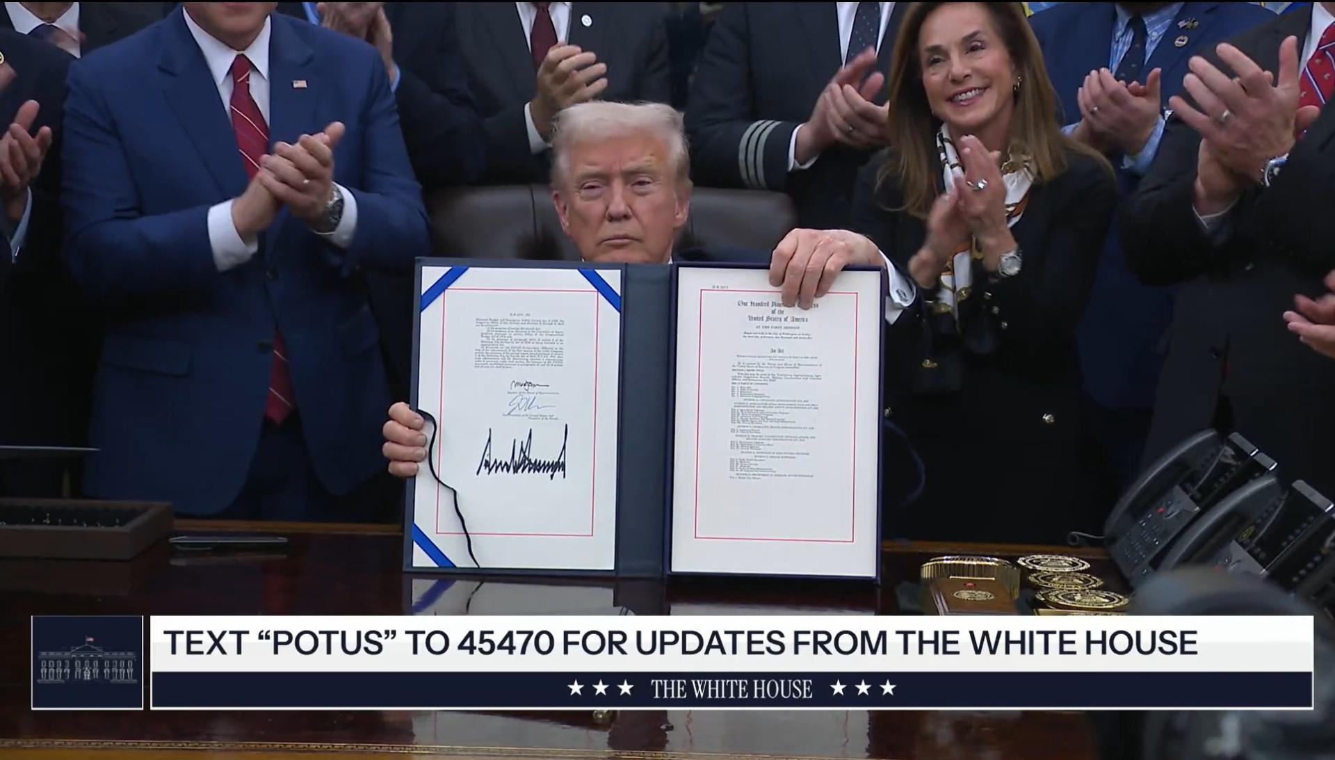 Trump firma ley que pone fin al cierre de gobierno más largo de EE UU