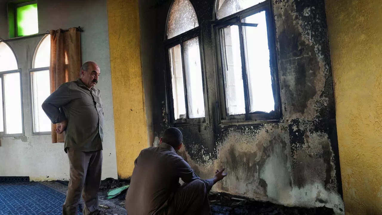 Colonos israelíes incendian una mezquita en el centro de Cisjordania