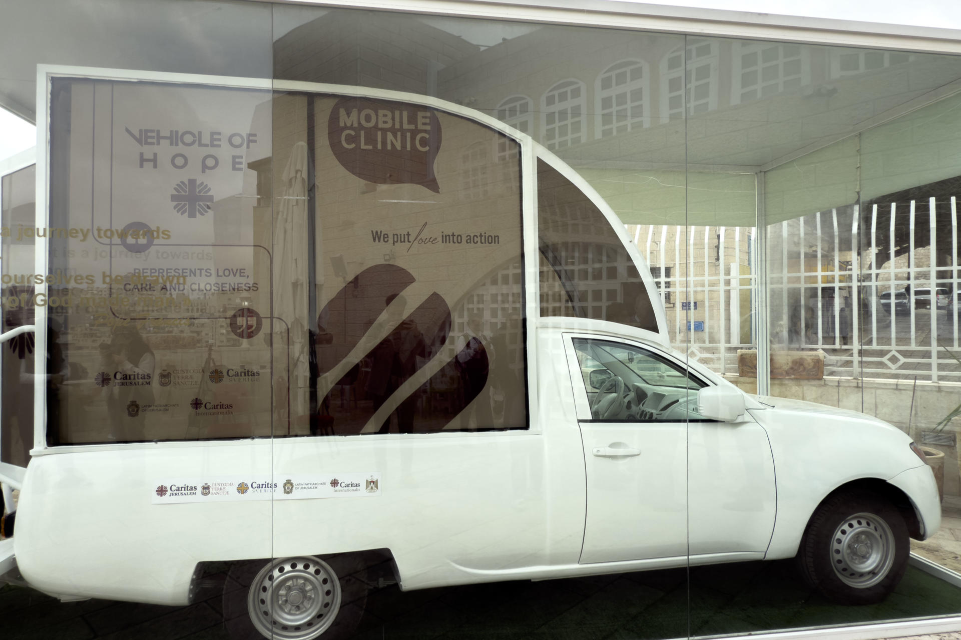 Papamóvil de Francisco llega a Belén como clínica pero Israel no permite que entre en Gaza