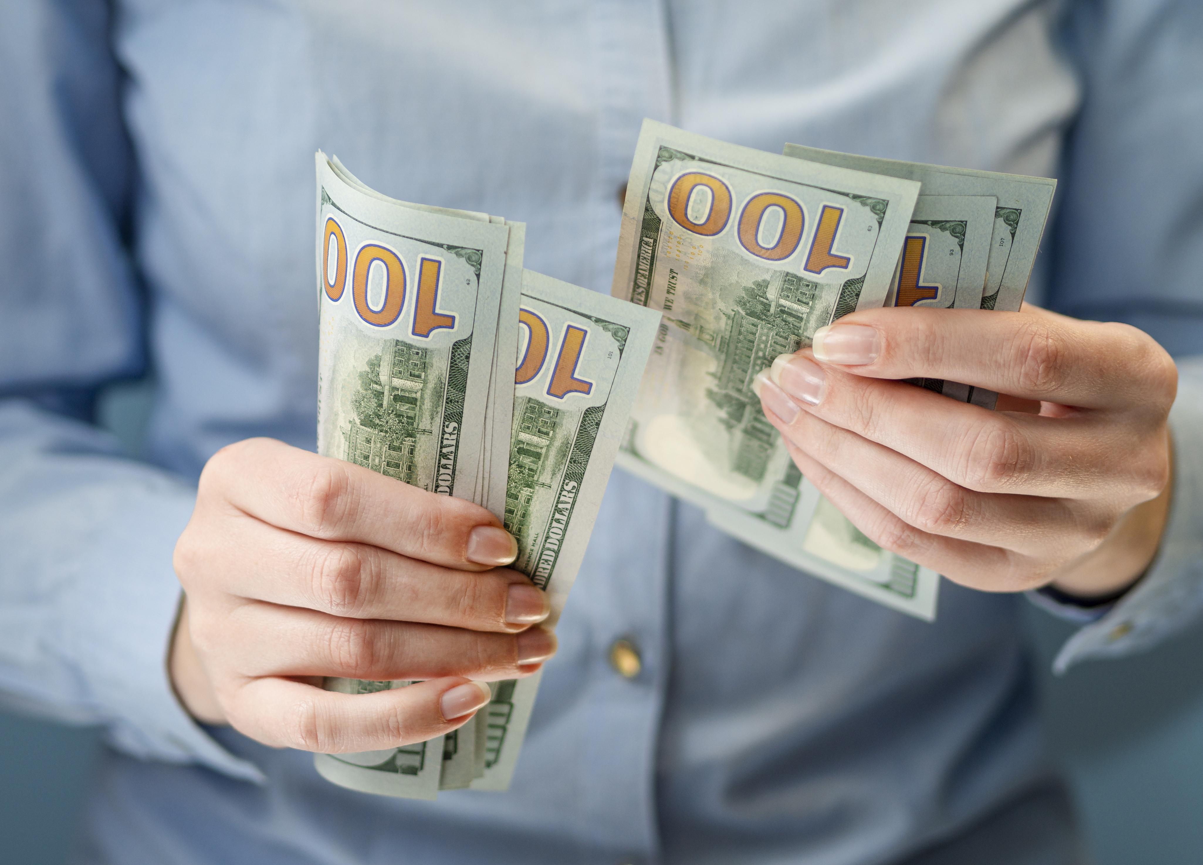 Se encontró $20 en el piso y compró el raspadito ganador de $1 millón