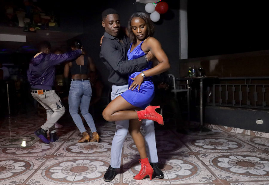 El compas resiste a la violencia y conquista a la UNESCO desde la noche de Puerto Príncipe