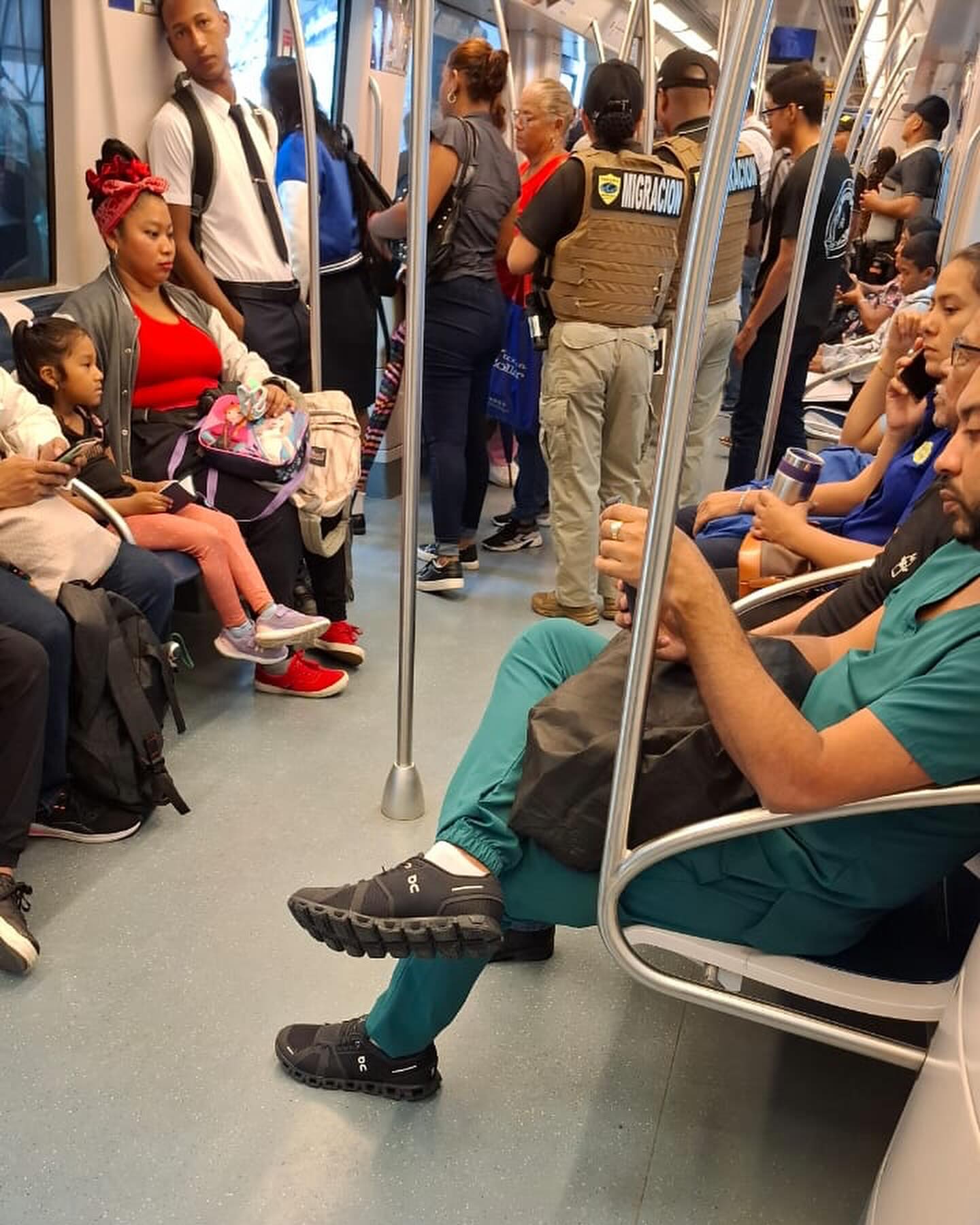 Mendicidad de migrantes en transporte público plantea un desafío social y humanitario