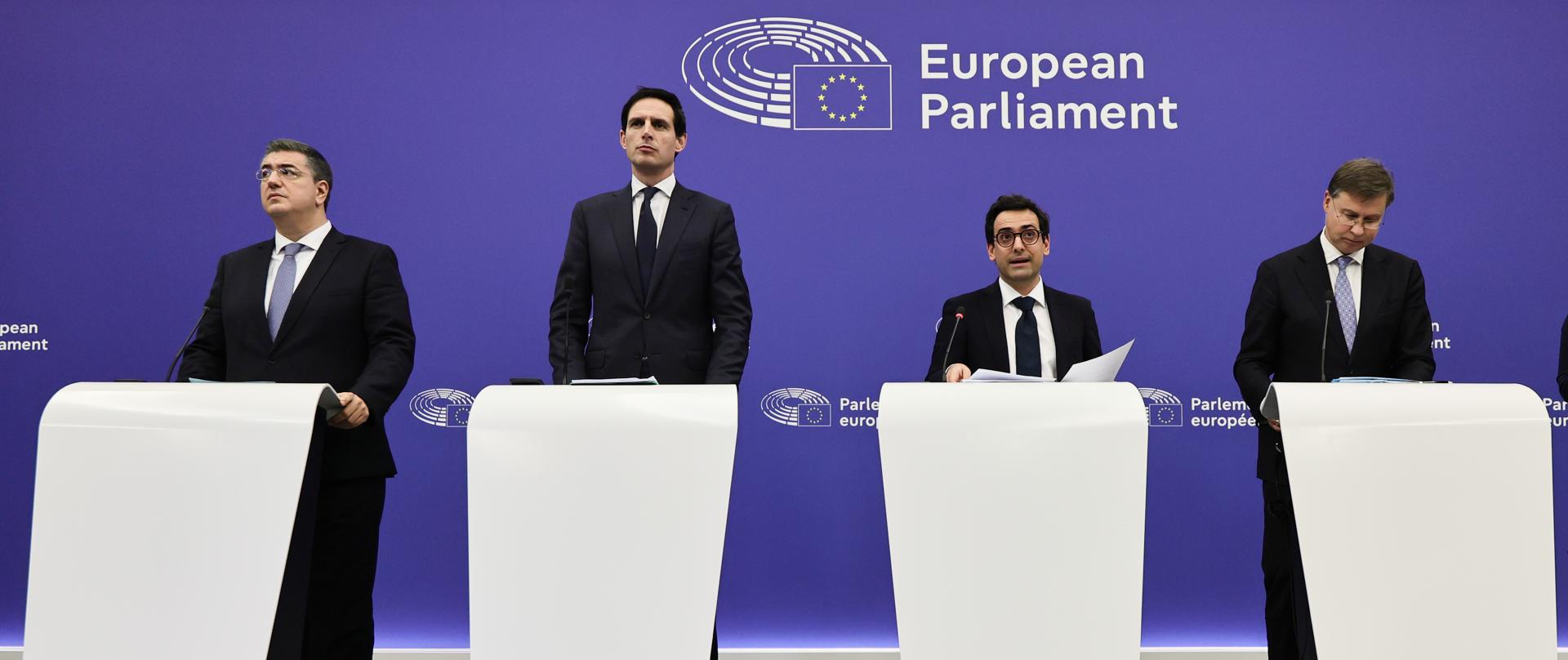 Comisión Europea propone rectificar el veto del 2035 a los coches que emitan CO2