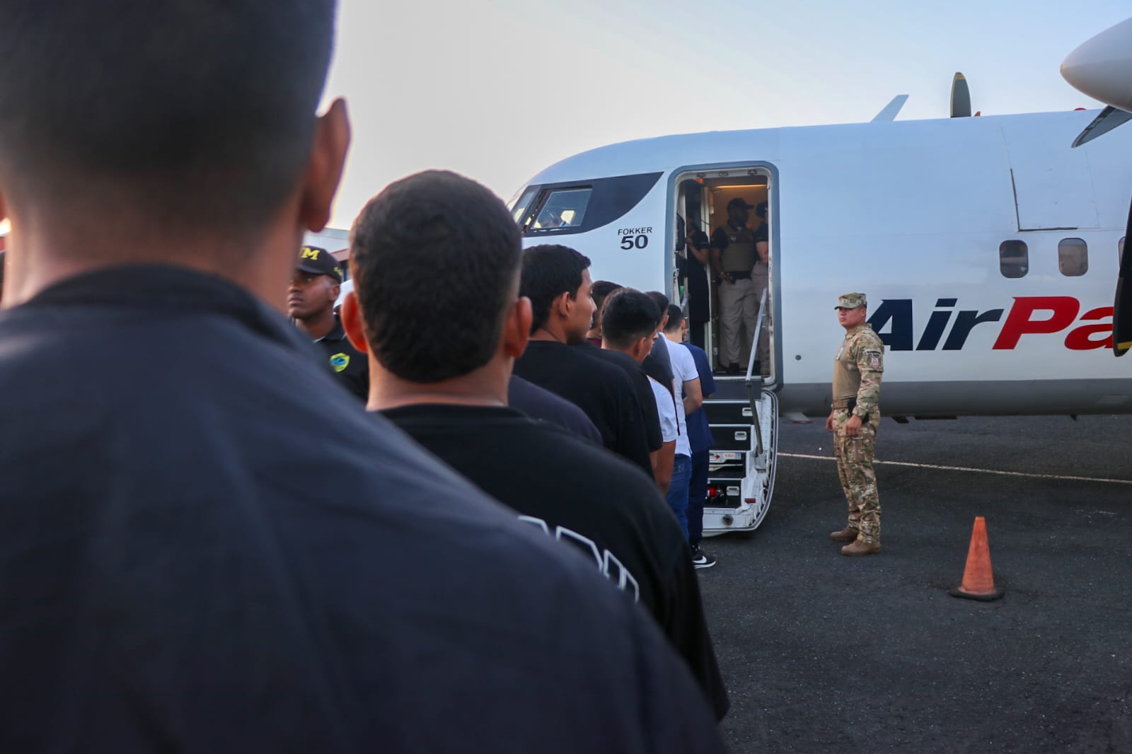 Migración expulsa y deporta a más de 40 extranjeros en vuelo con destino a Colombia