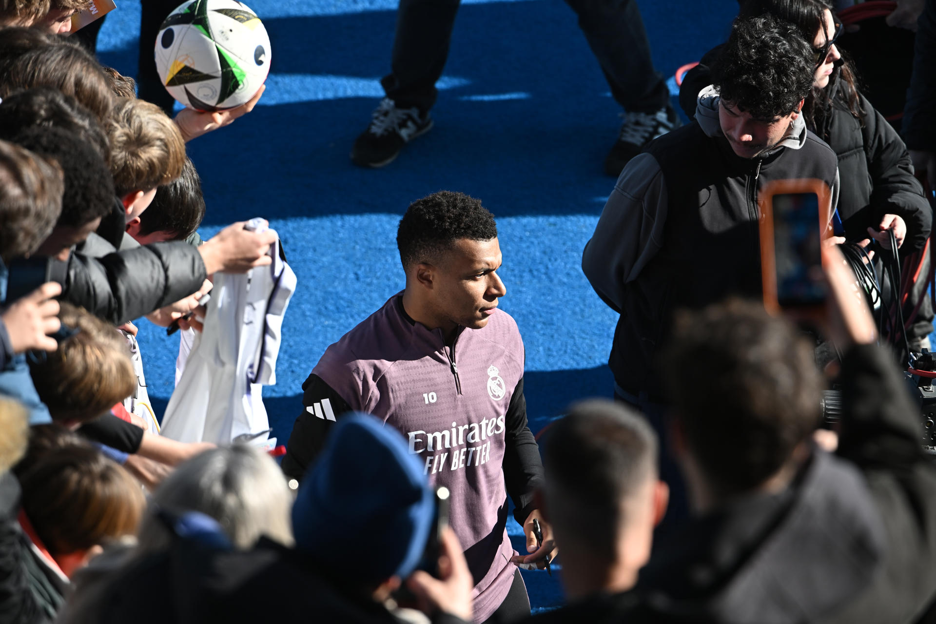 Jubilan anticipadamente a un policía que recibió de Mbappé una donación de $70,865