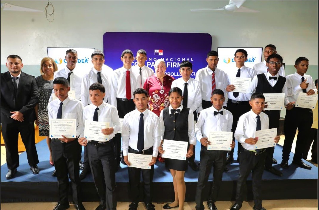 MIDES gradúa a 21 nuevos mecánicos, chapisteros y técnicos de la construcción