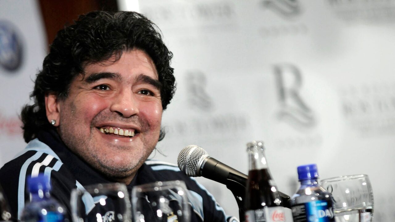 Justicia argentina procesará hermanas de Maradona por administración fraudulenta de su marca