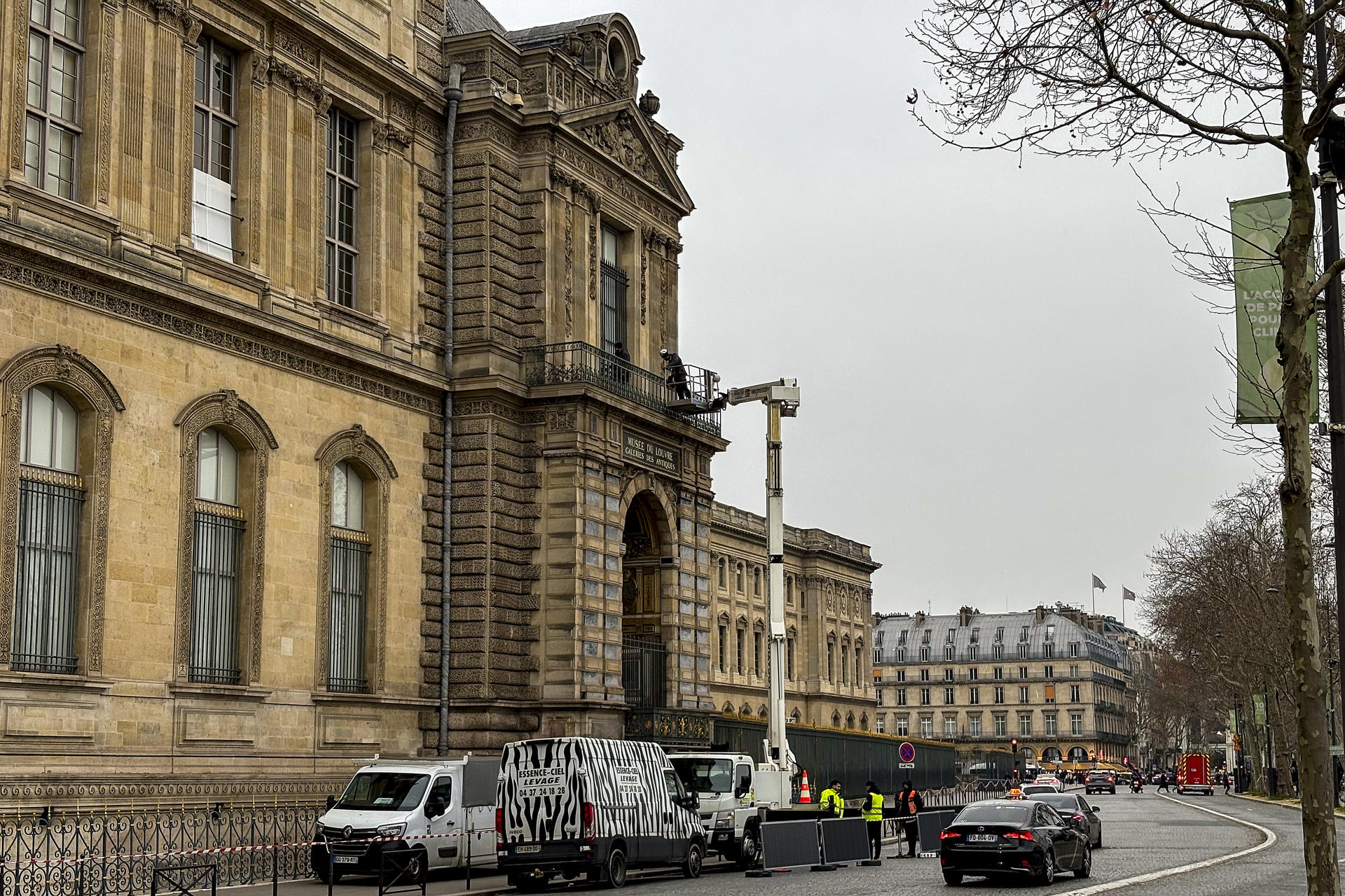 Museo del Louvre instala una reja de seguridad en la ventana del robo de octubre
