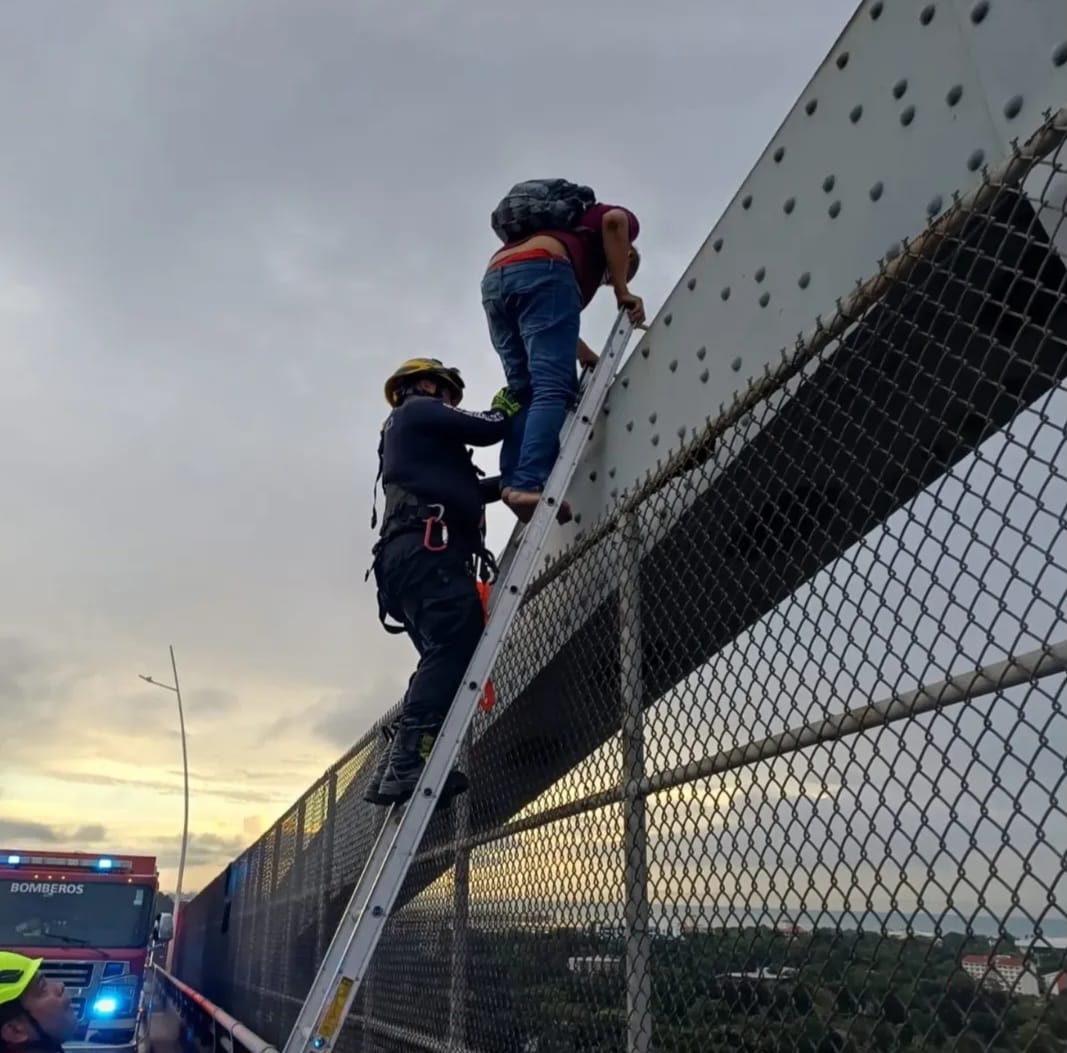 Rescatan a ciudadano en crisis en el Puente de las Américas