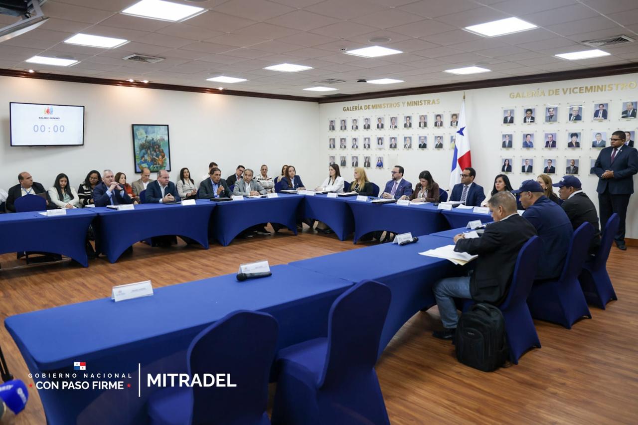 Logran consenso histórico para ajustar el salario mínimo