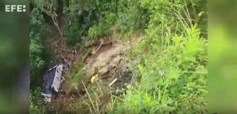 Subió a 16 las víctimas de accidente de autobús con estudiantes en Colombia