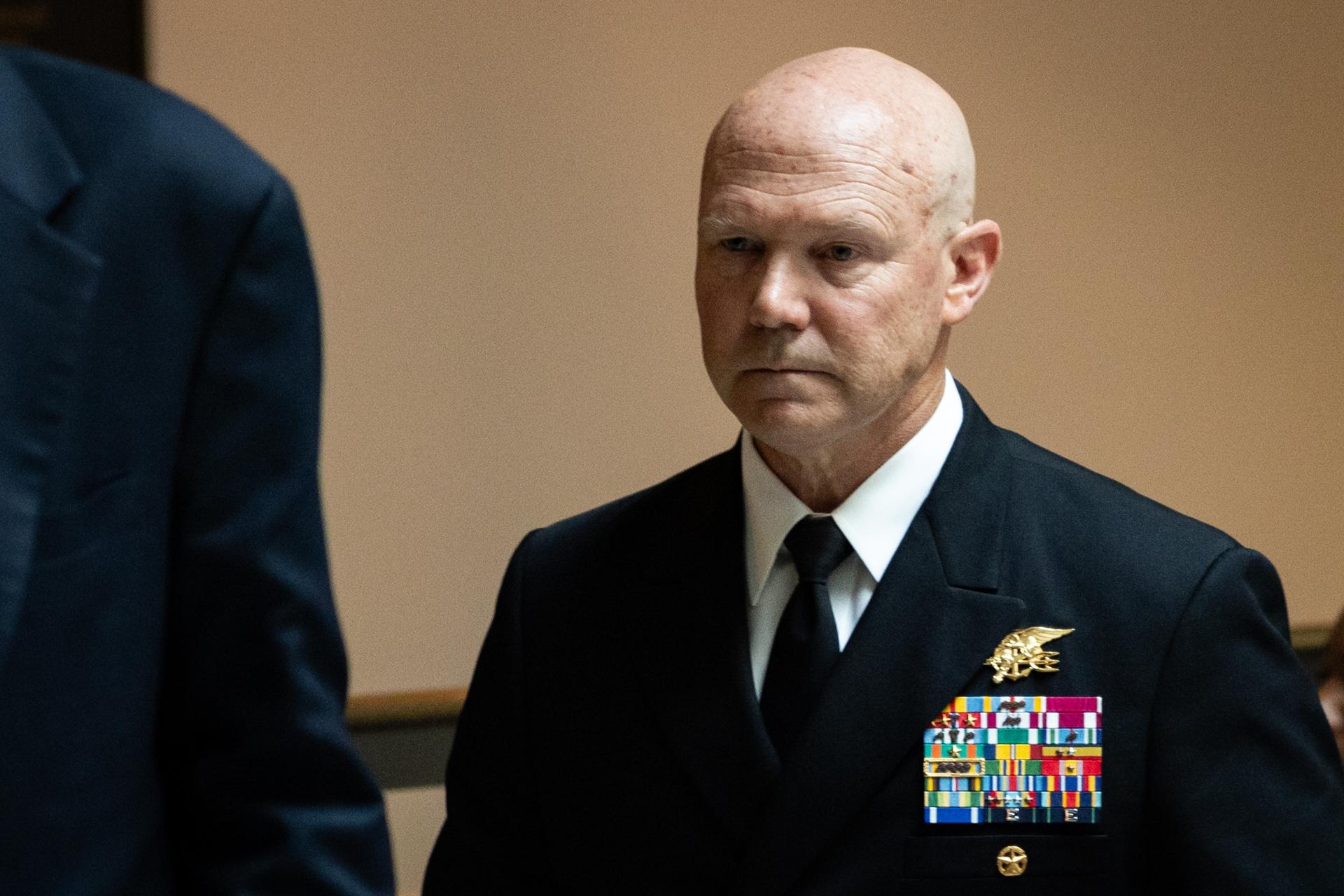 Almirante estadunidense afirmó que no recibió orden de matar a sobrevivientes tras ataque a lancha en el Caribe