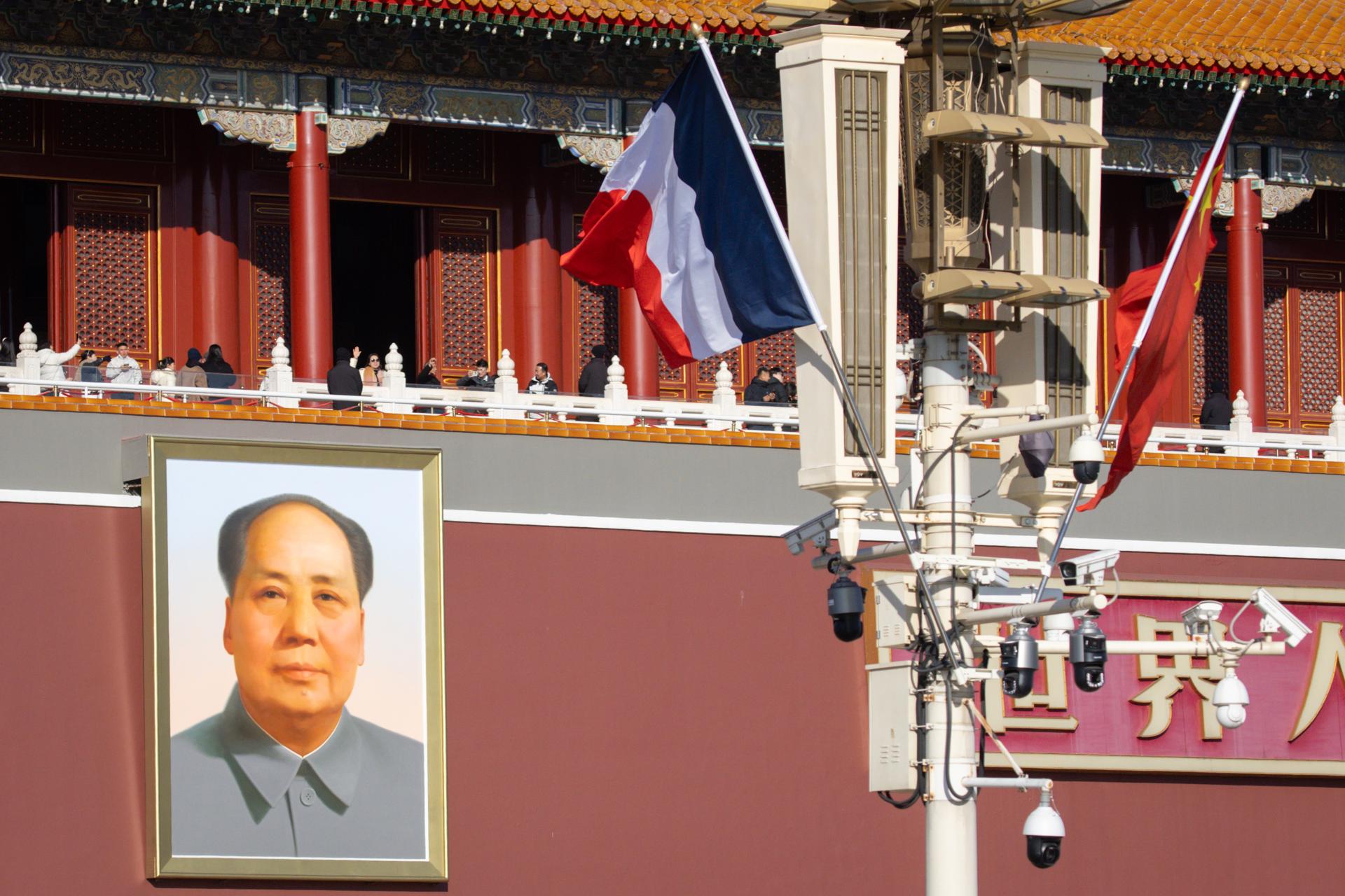 Macron llega a Pekín para su cuarta visita a China, con comercio y Ucrania en la agenda