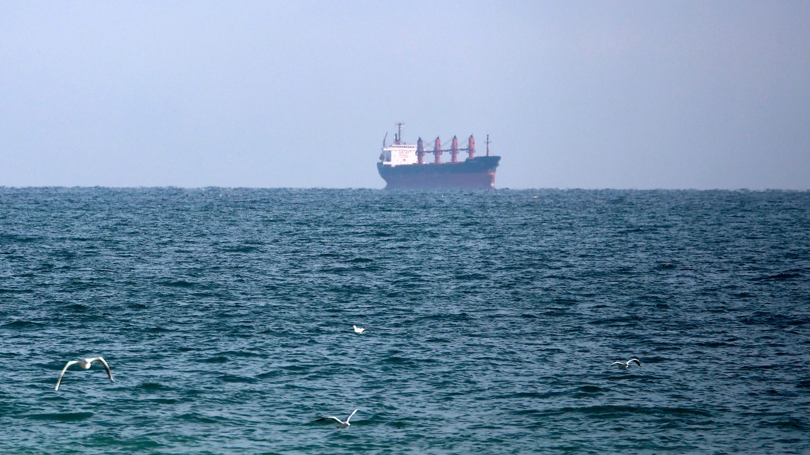 Ucrania asegura haber atacado dos barcos rusos de transporte de armamento en el Mar Caspio