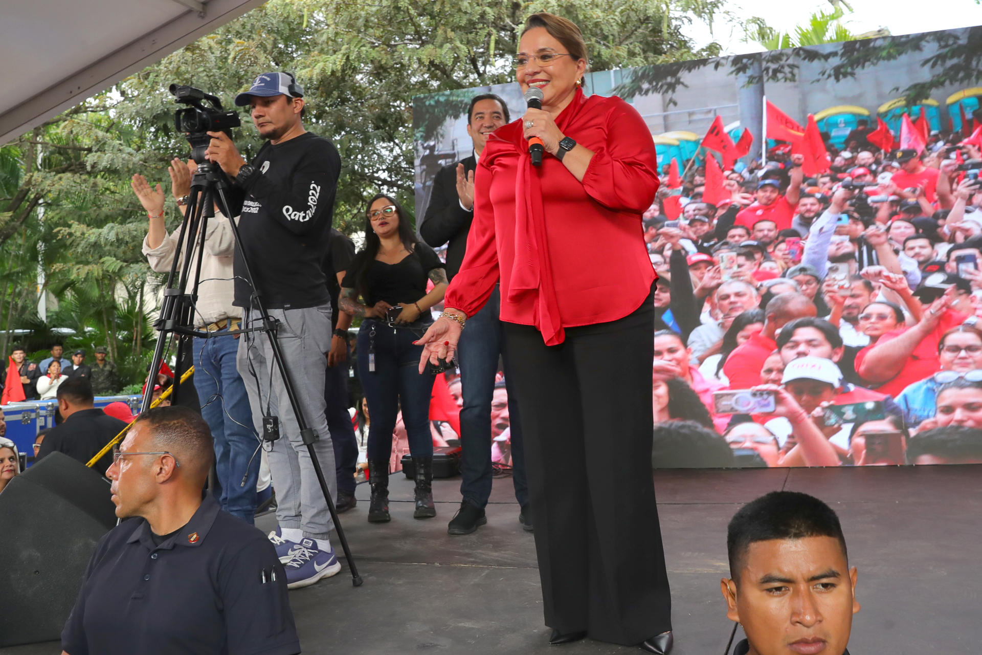 Presidenta hondureña pide a Policía "cerrar el paso" a ruptura constitucional