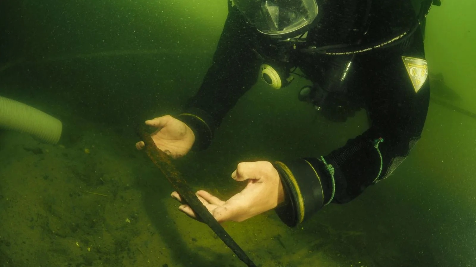 Encuentran en lago de Polonia un arsenal de armas del siglo X