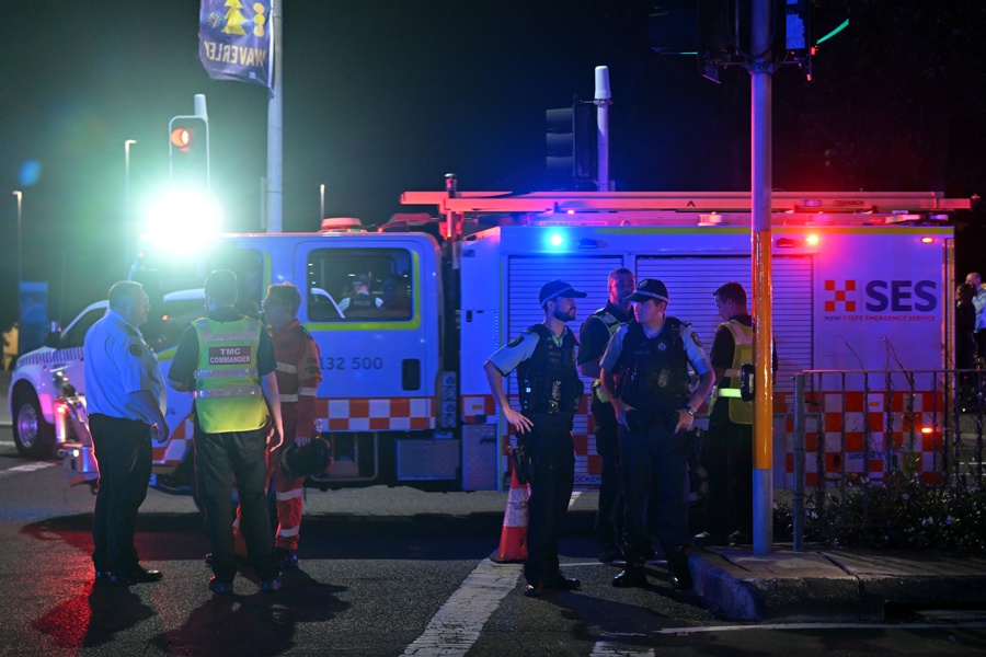 FOTODELDIA Sídney (Australia), 14/12/2025.- Agentes de policía y los servicios de emergencia trabajan en la zona de la playa de Bondi en Sídney, Australia, donde este domingo al menos 10 personas han muerto, incluido uno los presuntos agresores, por un tiroteo que obligó a acordonar la zona y que ha causado también al menos 12 heridos.Sydney (Australia), 14/12/2025.- EFE/MICK TSIKAS PROHIBIDO SU USO EN AUSTRALIA Y NUEVA ZELANDA