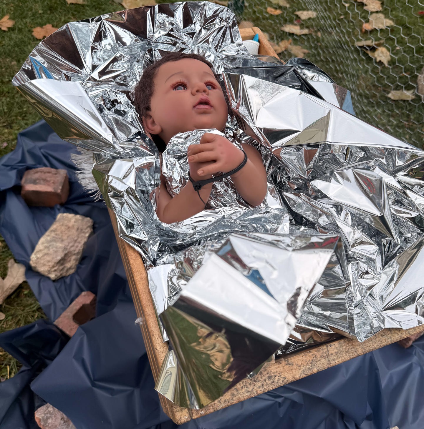 Pesebre con Niño Jesús migrante esposado desata la polémica en Chicago