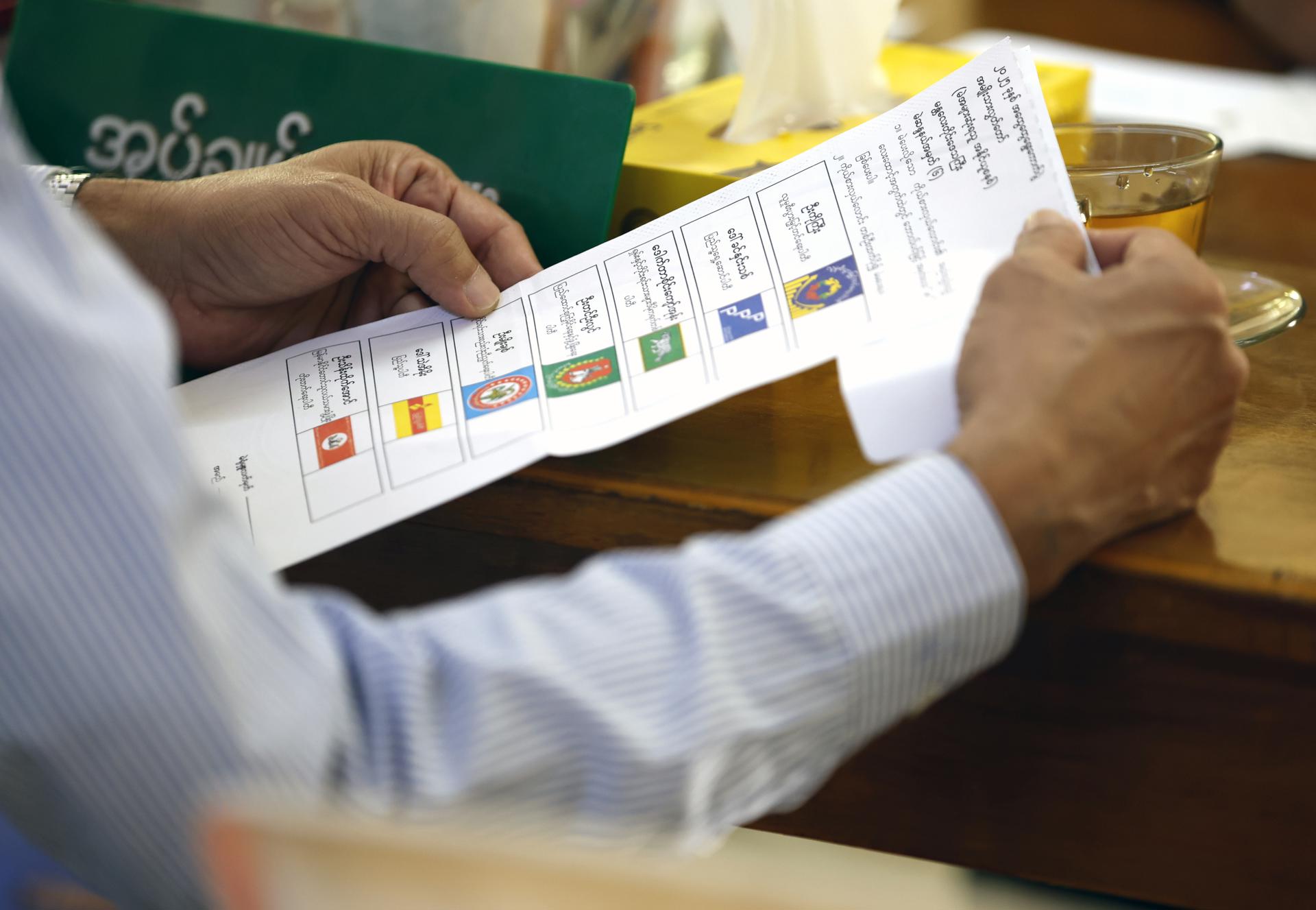 Junta militar de Birmania cierra la campaña electoral sin opositora Aung San Suu Kyi