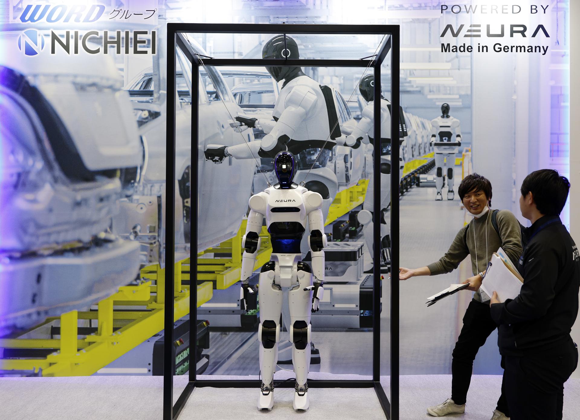 IA busca reinventar el mercado laboral en Tokio con la mayor feria de robots del mundo
