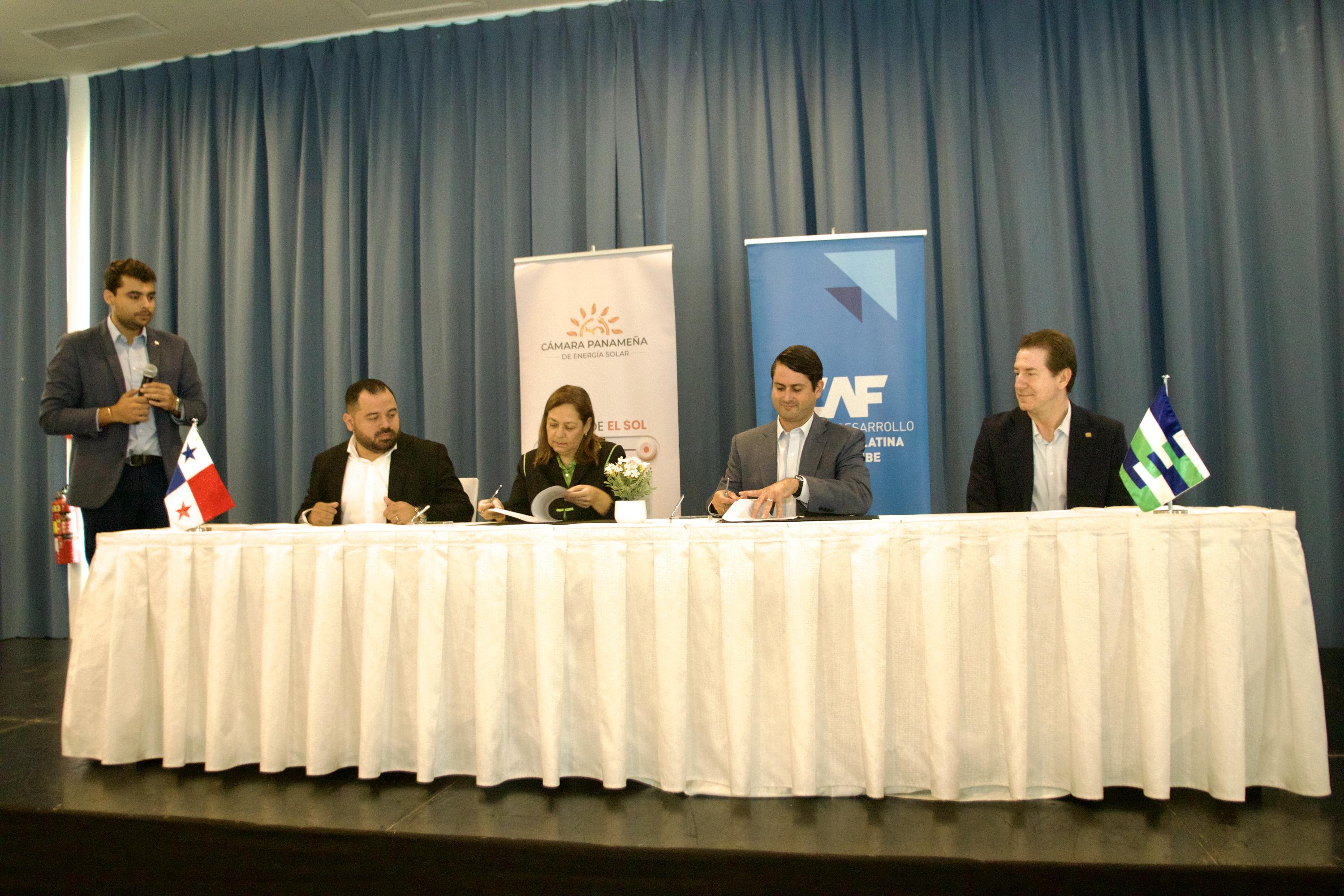 Panamá impulsa su transición energética con un nuevo acuerdo para fortalecer el sector solar