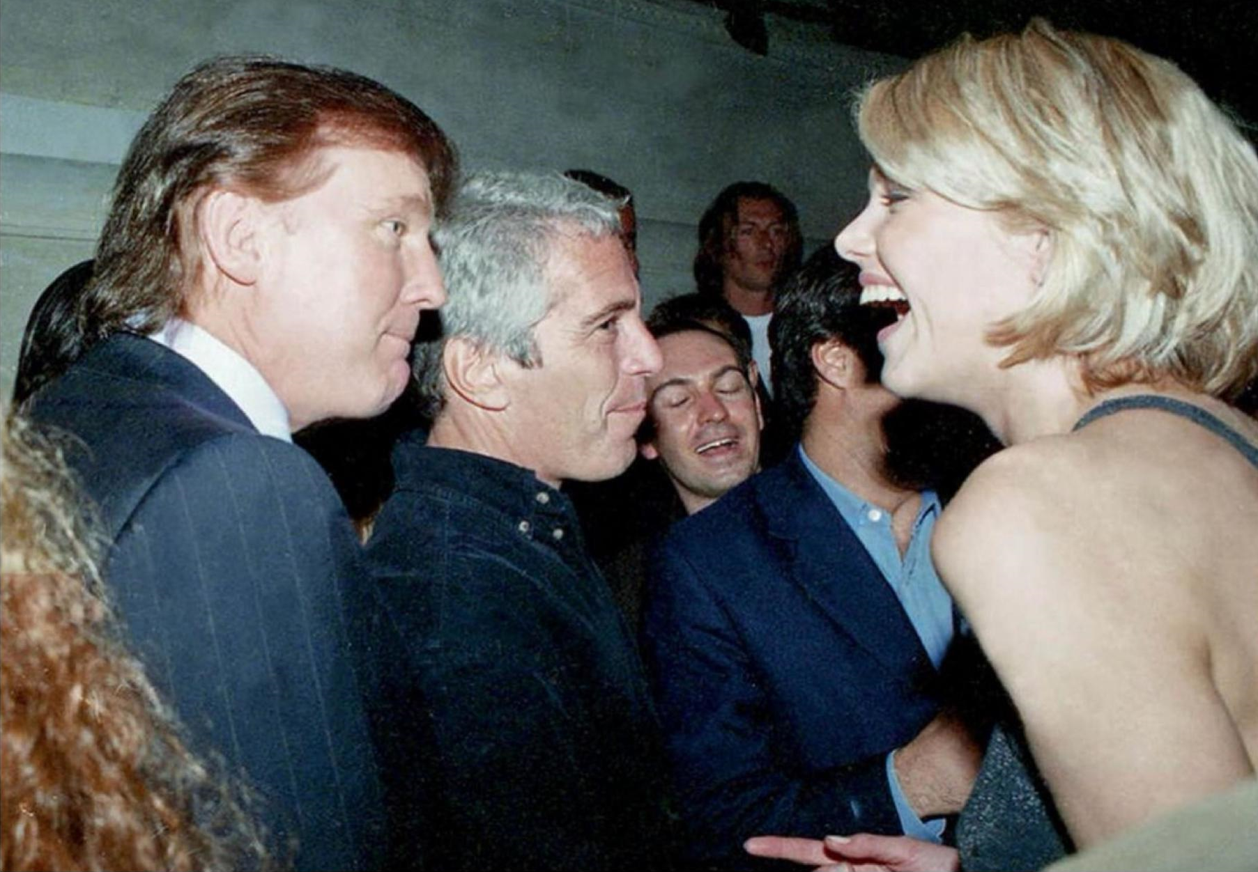 Demócratas publican fotos de Trump rodeado de mujeres en la mansión de Epstein