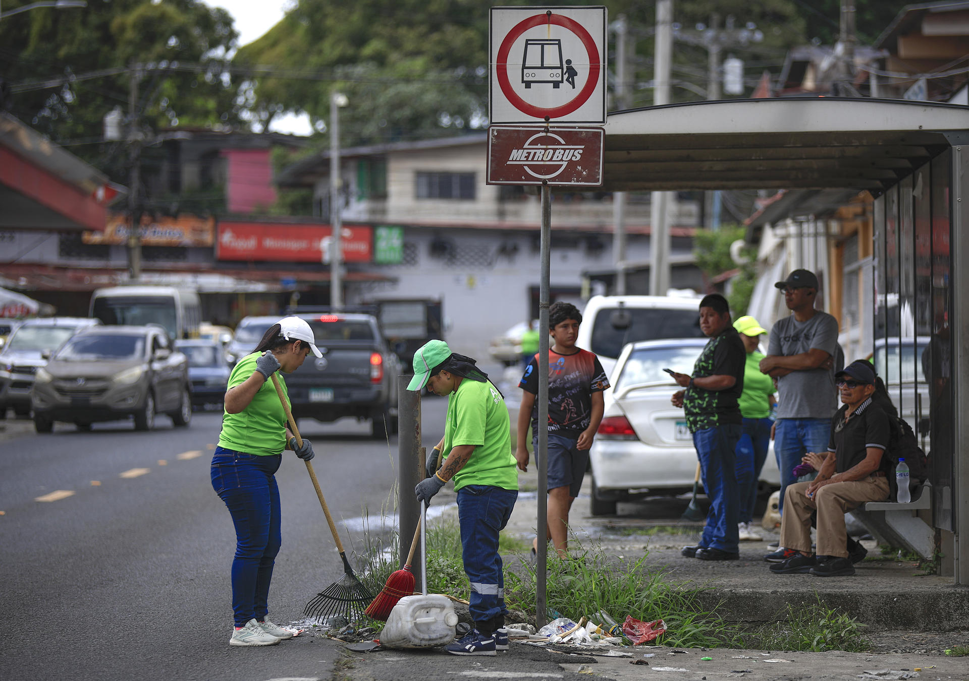 Presas de Panamá salen a limpiar calles de San Miguelito para enfrentar crisis de basura