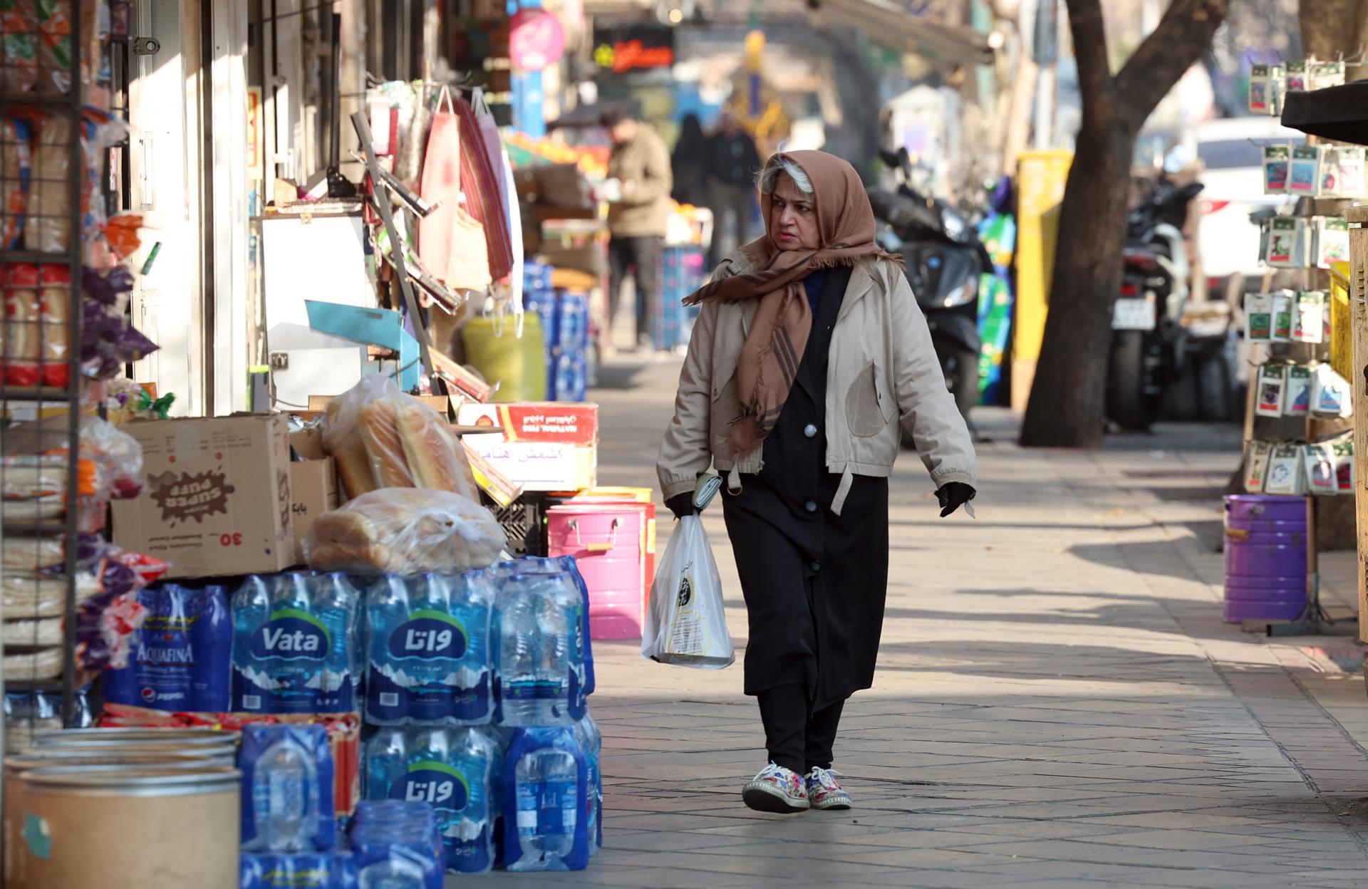 Mueren dos policías y 30 personas resultan heridas en las protestas de Irán