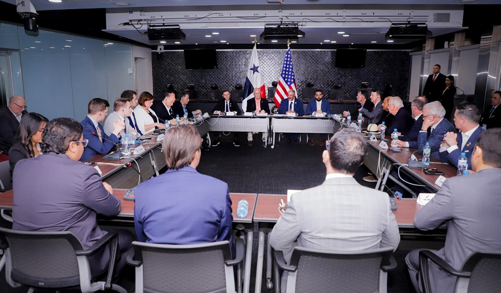 Congresistas de EE UU se reúnen con diputados en la Asamblea Nacional