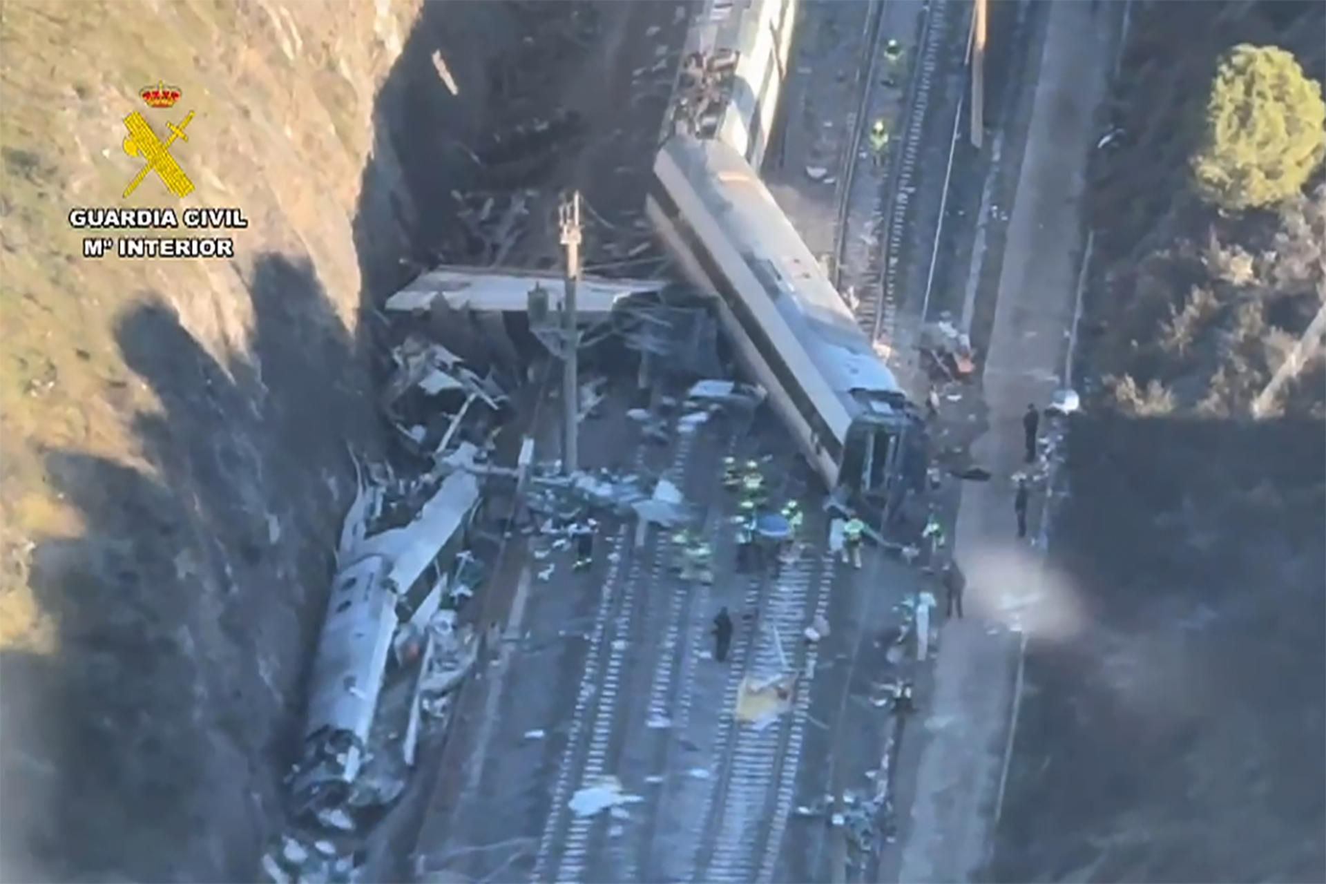 Al menos 39 muertos en descarrilamiento de trenes en España