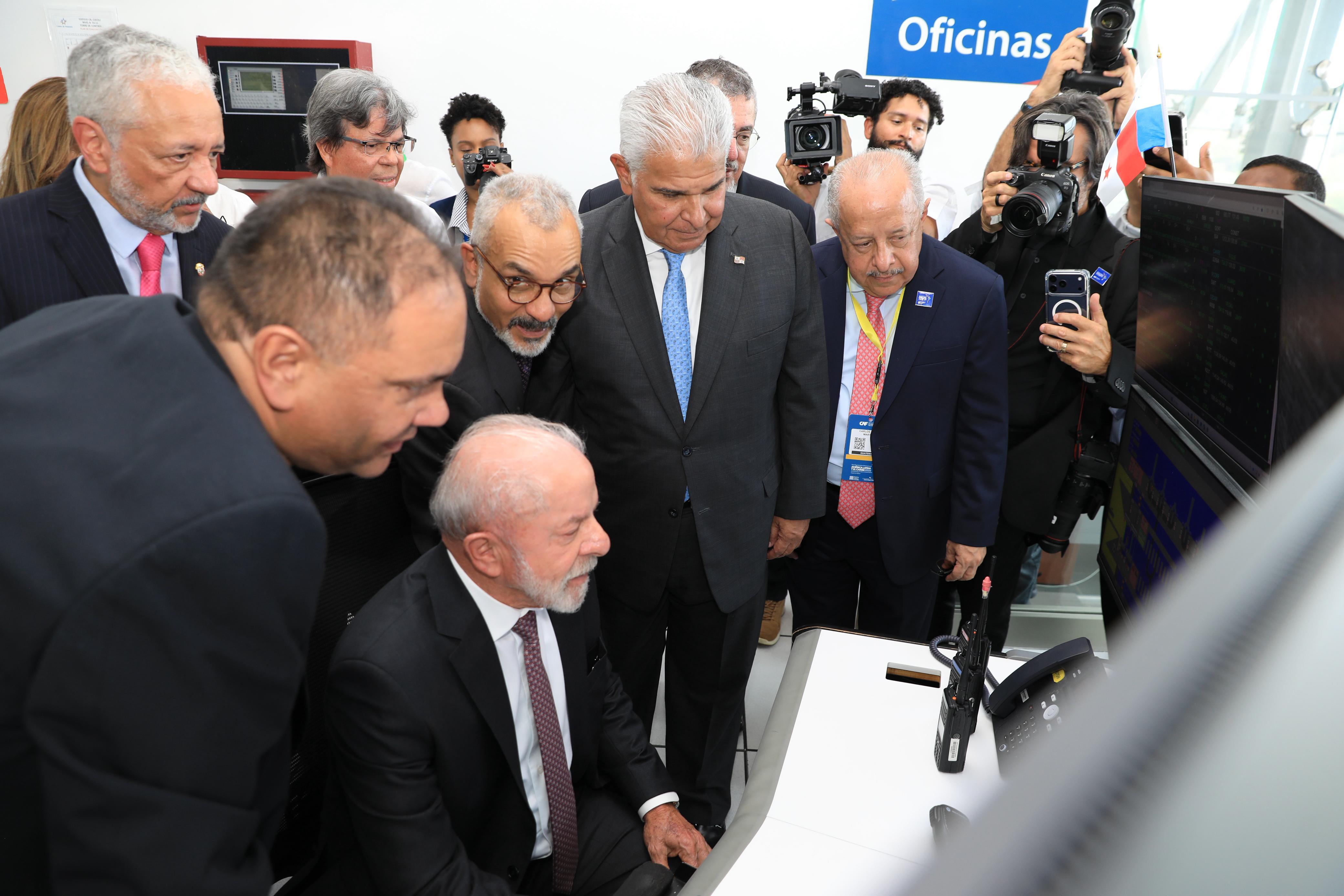 Mandatarios del Foro Económico visitan las nuevas esclusas del Canal