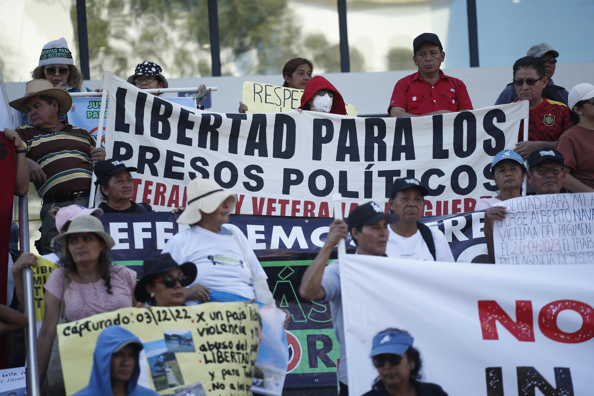 Protestan por "retroceso democrático" y atropellos en régimen de excepción en El Salvador