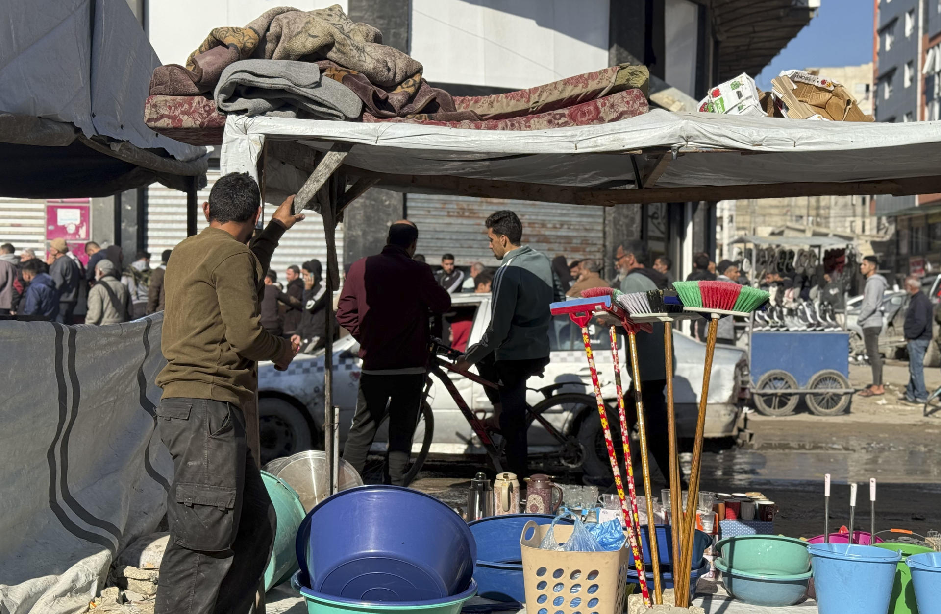 Palestinos acogen con desconfianza paso a la segunda fase del alto al fuego en Gaza