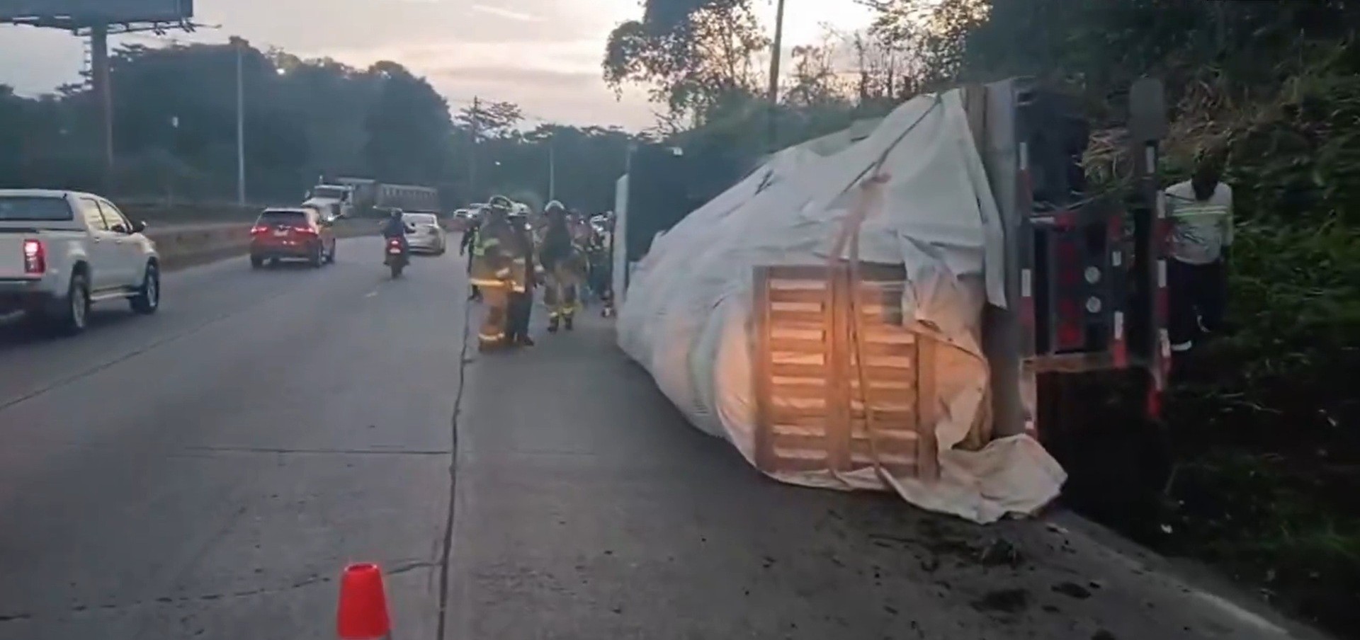Vuelco de camión cisterna en Vía Centenario provoca derrame de diésel y fuerte congestionamiento