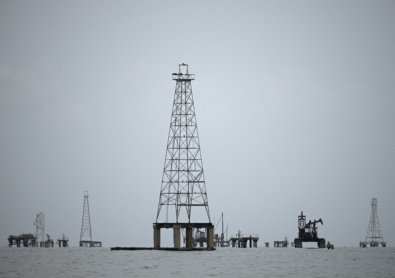 Trump evalúa usar contratistas militares privados para proteger activos petroleros en Venezuela