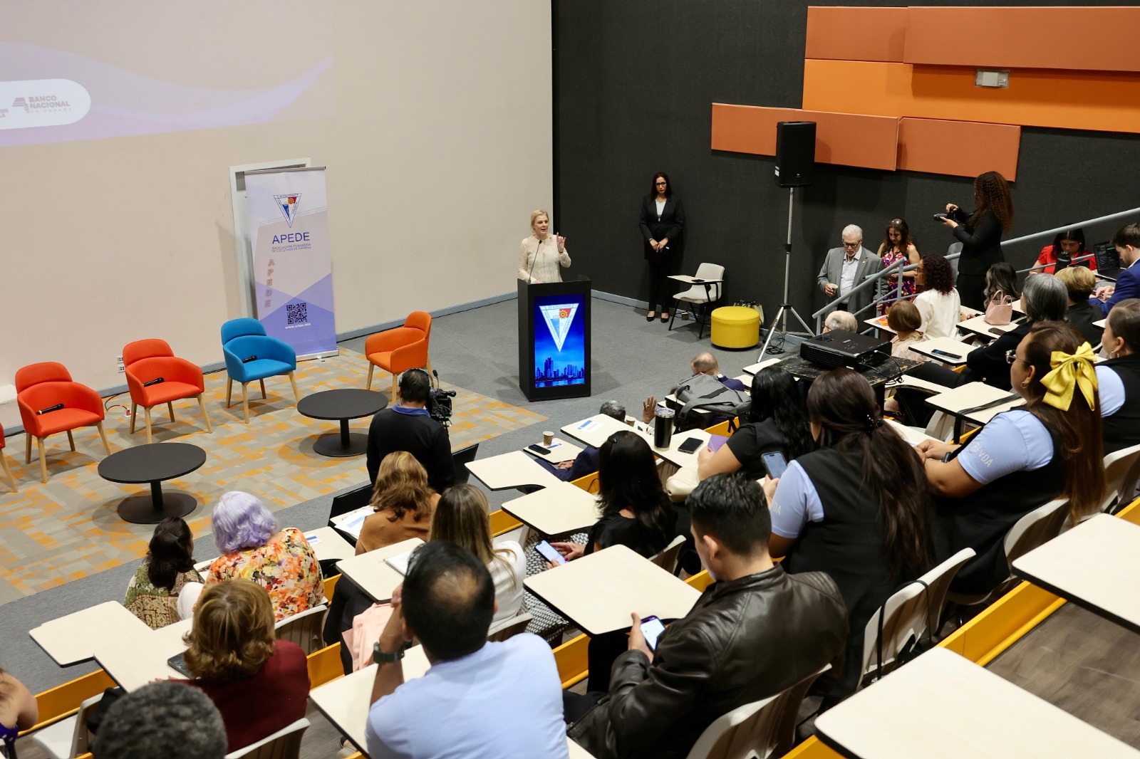 APEDE impulsa debate nacional sobre educación de calidad alineada a estándares OCDE